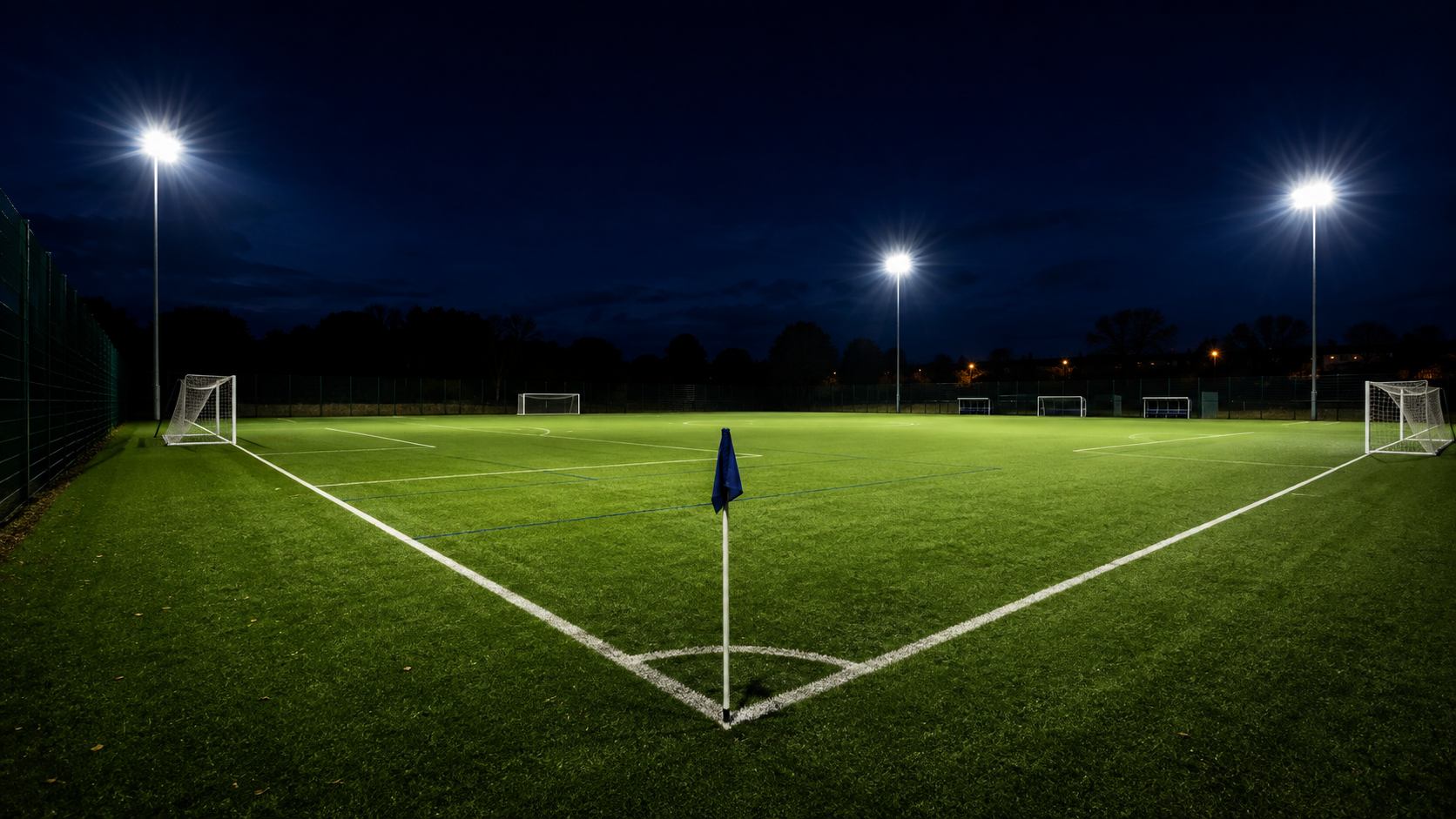 Lapangan A dengan lampu menyala saat sesi malam