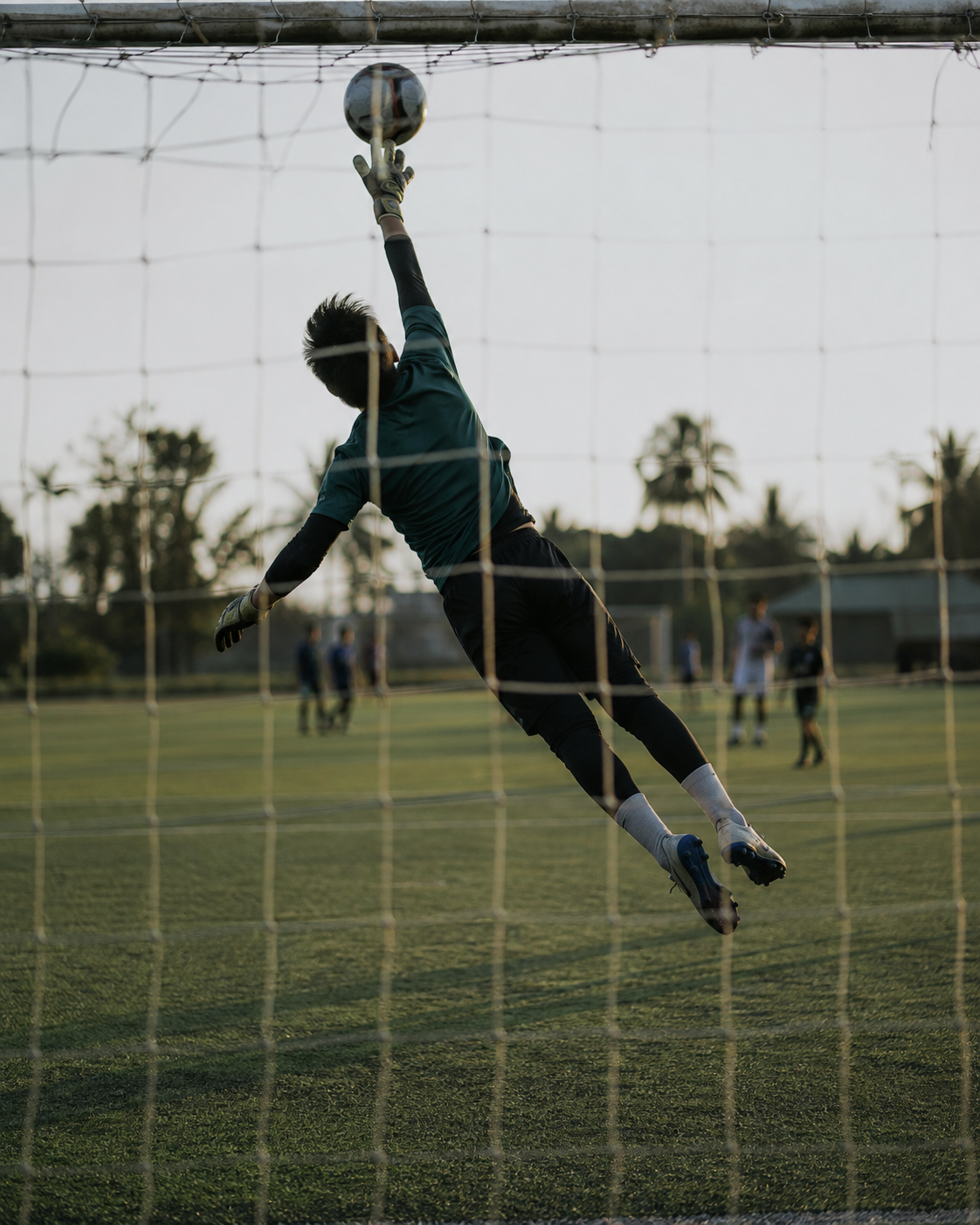 Goalkeeper U-13 melakukan penyelamatan saat sesi khusus