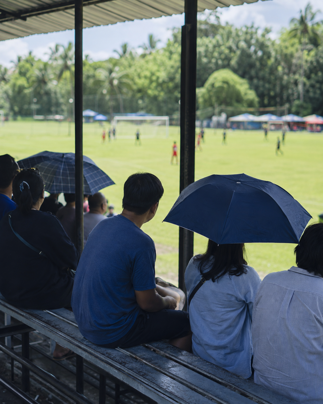 Orang tua menonton dari tribun saat matchday berlangsung